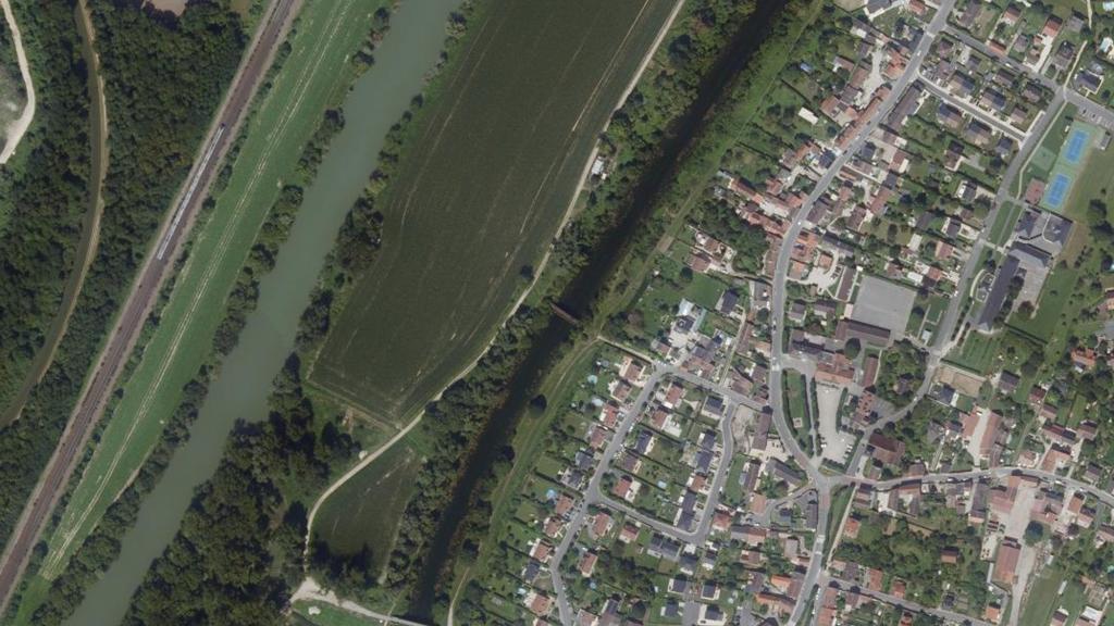 Vue aérienne de Canal de Meaux à Chalifert
