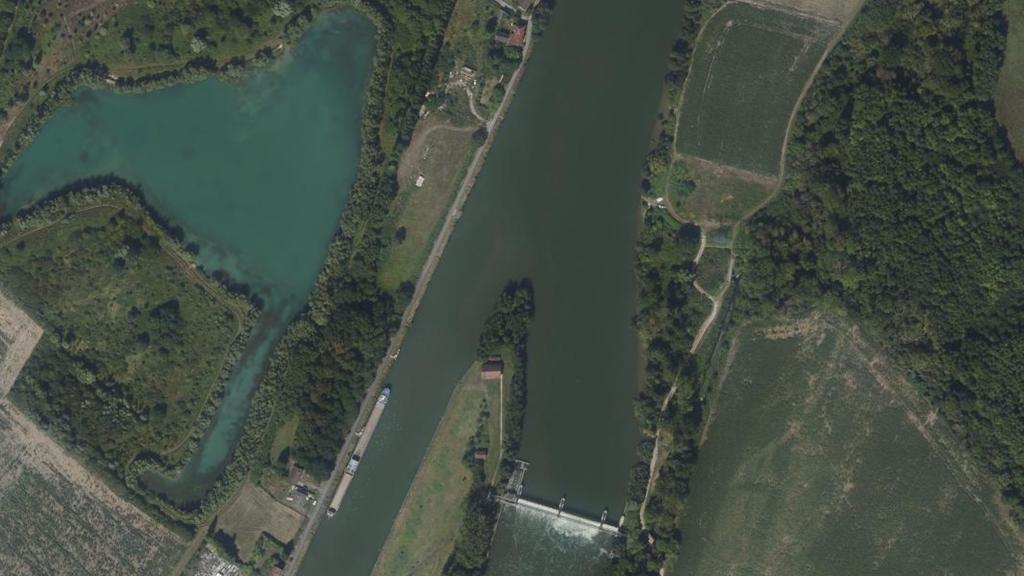 Vue aérienne de Ile de l'écluse de Boran sur Oise