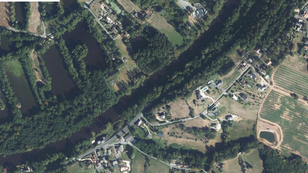 Vue aérienne de La Vézère à Larche