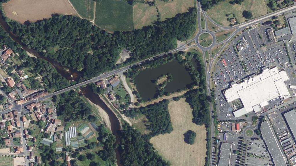 Vue aérienne de L'Étang du Chambon - Carpodrome