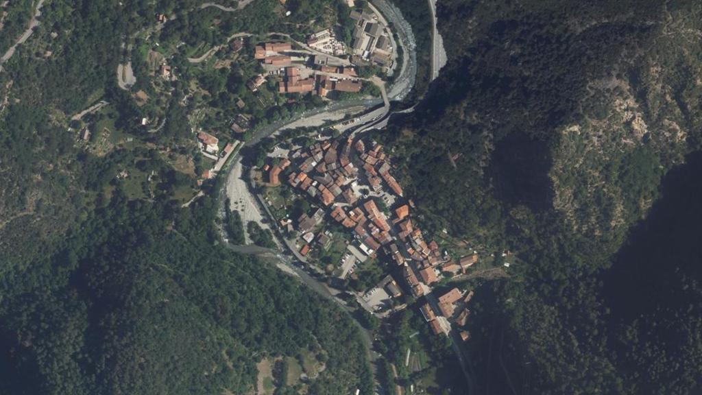 Vue aérienne des environs de Saint-Sauveur-sur-Tinée
