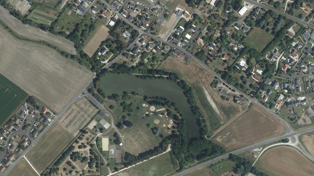 Vue aérienne de Plan d'Eau de Sainte Maure