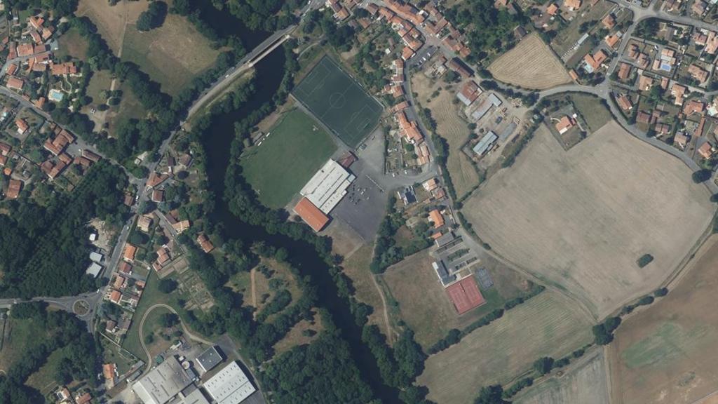 Vue aérienne de Terrain de sport, la Sèvre Nantaise, Gétigné